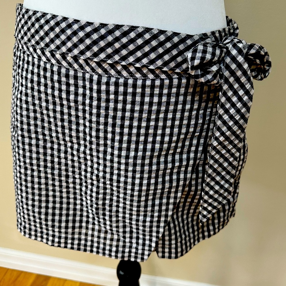 Vineyard Vines black and white shorts with wrap front size 6